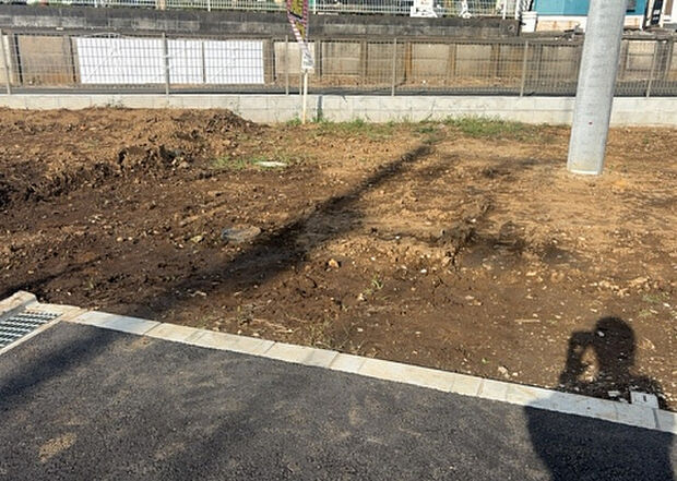 車一台あたりに必要なスペースは、標準サイズの普通自動車で横幅2m50cm、長さ5mは必要になります。ただし、乗降のことも考慮して横幅3m30cm、長さ5m50cmほどは確保できるところを選びましょう。