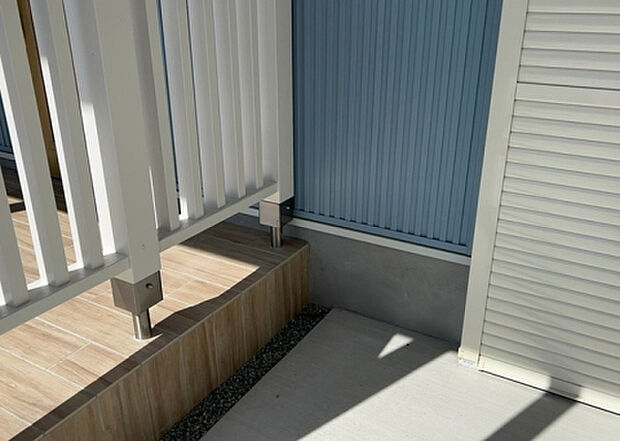 木造住宅とは土台、壁、柱など建築物の強度を支える構造体の材に木が使用されている構造を指します。構造体は建物の自重を支えるだけではなく風圧や水圧、積裁荷重などあらゆる衝撃に耐えるための基礎です。