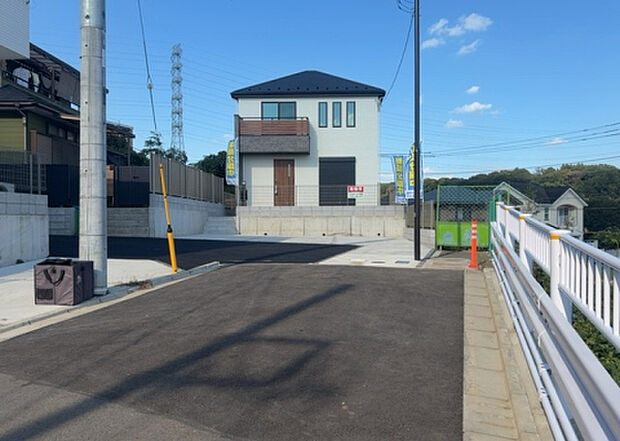 住宅用の土地では前面道路に2m以上接していなければならないと法律で定められています。しかし、お持ちの車のサイズやライフスタイルなどにより、2mでは利便が悪い場合もございますので、事前に確認しましょう。