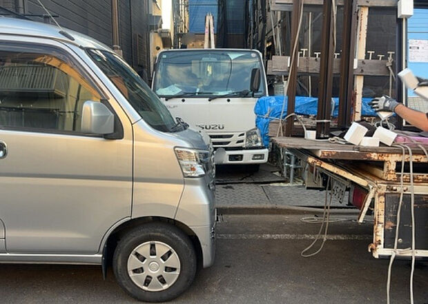 車一台あたりに必要なスペースは、標準サイズの普通自動車で横幅2m50cm、長さ5mは必要になります。ただし、乗降のことも考慮して横幅3m30cm、長さ5m50cmほどは確保できるところを選びましょう。