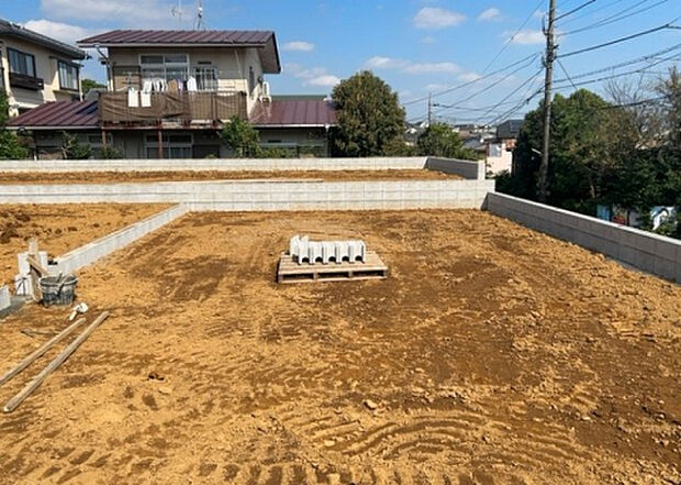 現地をご見学に行く際は、道路の幅や周辺の交通量、施設などをご確認頂くことをおすすめします!ある程度イメージをつけたいという場合は、同売主の施工事例や完成パースもお見せします。