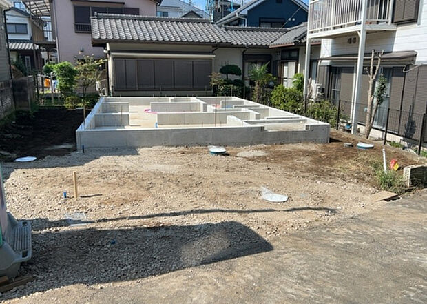 住宅用の土地では前面道路に2m以上接していなければならないと法律で定められています。しかし、お持ちの車のサイズやライフスタイルなどにより、2mでは利便が悪い場合もございますので、事前に確認しましょう。