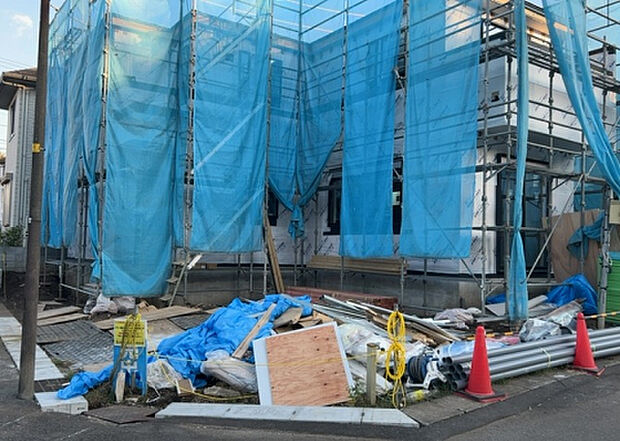木造住宅とは土台、壁、柱など建築物の強度を支える構造体の材に木が使用されている構造を指します。構造体は建物の自重を支えるだけではなく風圧や水圧、積裁荷重などあらゆる衝撃に耐えるための基礎です。