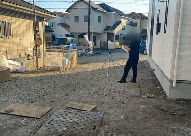 車一台あたりに必要なスペースは、標準サイズの普通自動車で横幅2m50cm、長さ5mは必要になります。ただし、乗降のことも考慮して横幅3m30cm、長さ5m50cmほどは確保できるところを選びましょう。
