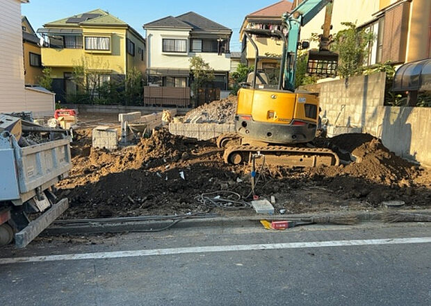 木造住宅とは土台、壁、柱など建築物の強度を支える構造体の材に木が使用されている構造を指します。構造体は建物の自重を支えるだけではなく風圧や水圧、積裁荷重などあらゆる衝撃に耐えるための基礎です。