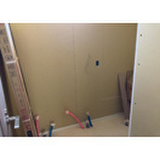 【脱衣場】多くの戸建て住宅で見かける洗面脱衣所は、洗面台と洗濯機が2畳ほどのスペースに並べられていて、洗面所が脱衣所を兼ね備えている間取りが一般的です。お客様が利用することもある、パブリックな空間でもあります。