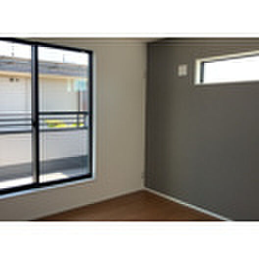 【洋室】洋室のメリットは重い家具が置きやすく、身の回りが整理しやすいことです。 床がフローリングのため畳とは異なり凹みにくいです。 クローゼットなど収納が豊富で、普段使わない旅行カバンや服の整頓も簡単にです。