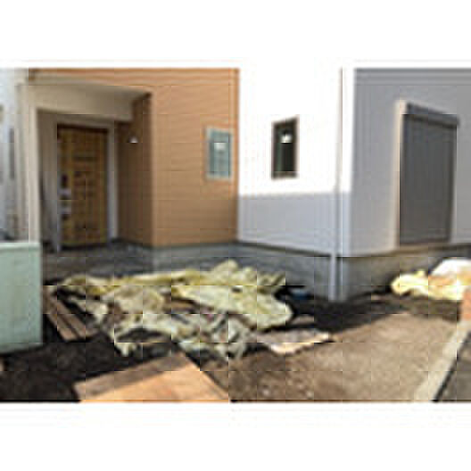 【駐車場】駐車場と明記されていても、最小スペースでつくられた駐車場だと大型車は駐車できなかったり、出入りしにくくなったりする可能性があります。お車のサイズと購入したい物件の駐車場のサイズを現地で確認しましょう。