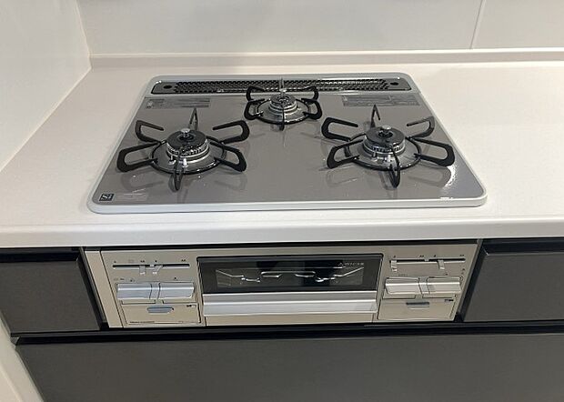 【キッチンコンロ】キッチンコンロは、料理の質を大きく左右する重要な設備です。火力調整のしやすさ、グリル機能の有無、安全装置の充実度など、選ぶポイントがたくさんあります。特に、IHクッキングヒーターは、お手入れのしやすさや安全性が高く、近年人気が高まっています。