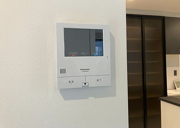 【ＴＶモニター付きインターホン】TVモニター付きインターホンは、来訪者の顔を確認できるだけでなく、音声でやり取りすることもできるため、セキュリティ面で安心できる設備です。モニター画面が大きく見やすいもの、夜間でも来訪者をしっかりと確認できるものなど、機能性を重視したいところです。