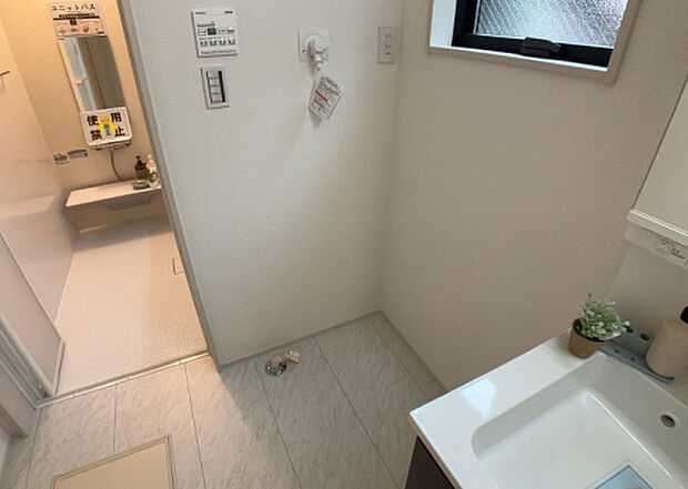 【ランドリースペース】ランドリースペースも気になります。洗濯機置場があり「洗う、干す、取り込む、アイロンがけ、たたむ」など、洗濯に関する家事をするための空間です。広さや収納など付帯設備も含めて、詳細は現地でご確認ください。