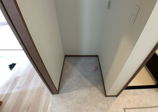 【ランドリースペース】ランドリースペースも気になります。洗濯機置場があり「洗う、干す、取り込む、アイロンがけ、たたむ」など、洗濯に関する家事をするための空間です。広さや収納など付帯設備も含めて、詳細は現地でご確認ください。