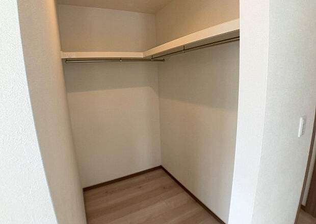 【ウォークインクローゼット】ウォークインクローゼットがあれば、クローゼット内でコーディネートが完成できますし、季節の変わり目に行う衣替えの手間も省けます。また、スーツケースなど大きいものもしまうことができ使い勝手がよいです。