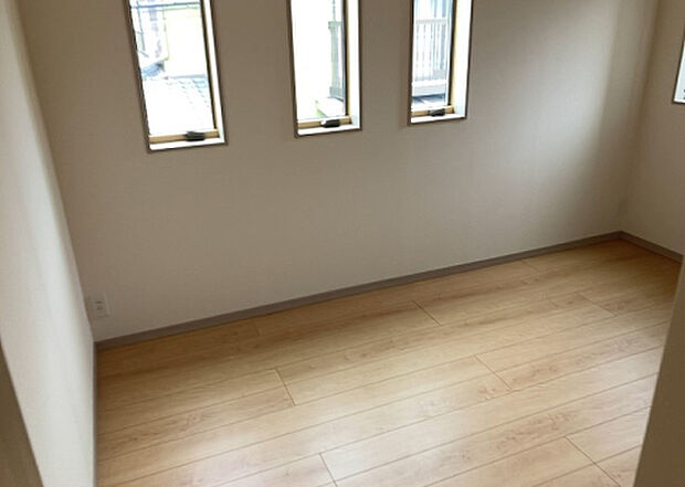 【洋室】洋室のメリットは重い家具が置きやすく、身の回りが整理しやすいことです。 床がフローリングのため畳とは異なり凹みにくいです。 クローゼットなど収納が豊富で、普段使わない旅行カバンや服の整頓も簡単にです。