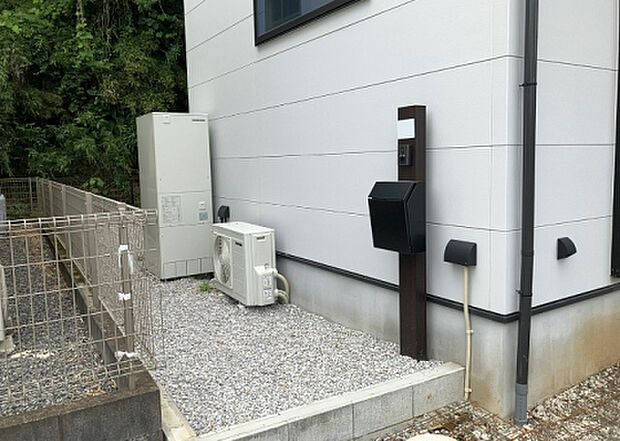 【庭】庭があることでガーデニングや家庭菜園はもちろん、こどもの遊び場やペットを放して遊ぶことができます。また、家の周囲に余裕があるということです。隣地との間があれば、十分な日当たりと、風通しが確保できます。