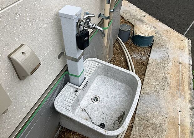 【外水栓】外水栓は、庭の水やりや洗車など、様々な用途に使える便利な設備です。ホースがしっかりと接続できるもの、水圧が安定しているものなど、使い勝手の良いものを選びましょう。また、凍結防止機能が付いているものなら、冬場でも安心して使用できます。