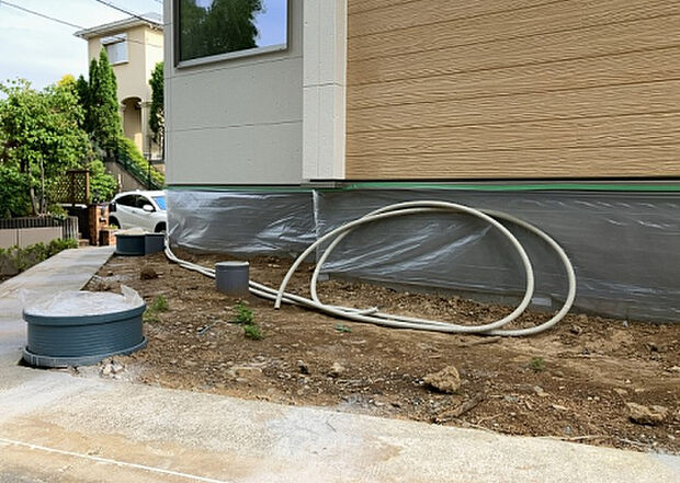 【庭】庭があることでガーデニングや家庭菜園はもちろん、こどもの遊び場やペットを放して遊ぶことができます。また、家の周囲に余裕があるということです。隣地との間があれば、十分な日当たりと、風通しが確保できます。