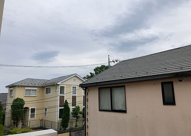 【物件からの展望】眺望を気にして物件を探す場合、前面に建物が建っていないか現地で確認しましょう！前面に建物があると景色はもちろん、日当たりや風通しにも影響が出てきます。住んだ時のことを想像しながら現地見学をしましょう。