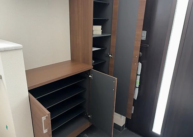 【玄関収納】玄関収納は、靴や傘、コートなどをスッキリと収納できるだけでなく、来客時に見せる顔となるため、家の顔とも言えます。収納量だけでなく、デザイン性も重視したいところです。ミラー付きの収納であれば、外出前の身だしなみチェックにも便利です。