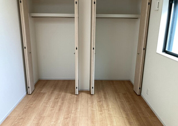 【ウォークインクローゼット】ウォークインクローゼットがあれば、クローゼット内でコーディネートが完成できますし、季節の変わり目に行う衣替えの手間も省けます。また、スーツケースなど大きいものもしまうことができ使い勝手がよいです。