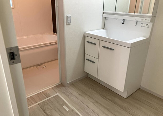 【脱衣場】多くの戸建て住宅で見かける洗面脱衣所は、洗面台と洗濯機が2畳ほどのスペースに並べられていて、洗面所が脱衣所を兼ね備えている間取りが一般的です。お客様が利用することもある、パブリックな空間でもあります。