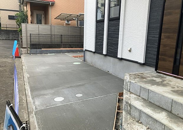 【駐車場】駐車場と明記されていても、最小スペースでつくられた駐車場だと大型車は駐車できなかったり、出入りしにくくなったりする可能性があります。お車のサイズと購入したい物件の駐車場のサイズを現地で確認しましょう。