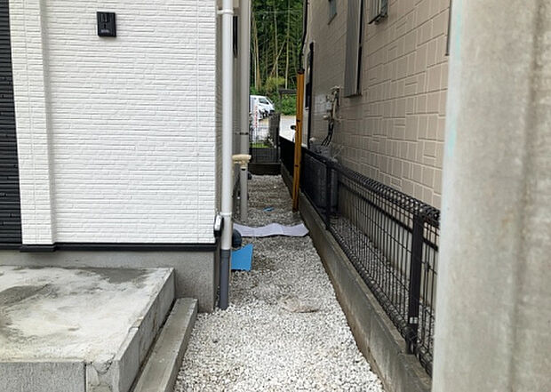 【庭】庭があることでガーデニングや家庭菜園はもちろん、こどもの遊び場やペットを放して遊ぶことができます。また、家の周囲に余裕があるということです。隣地との間があれば、十分な日当たりと、風通しが確保できます。