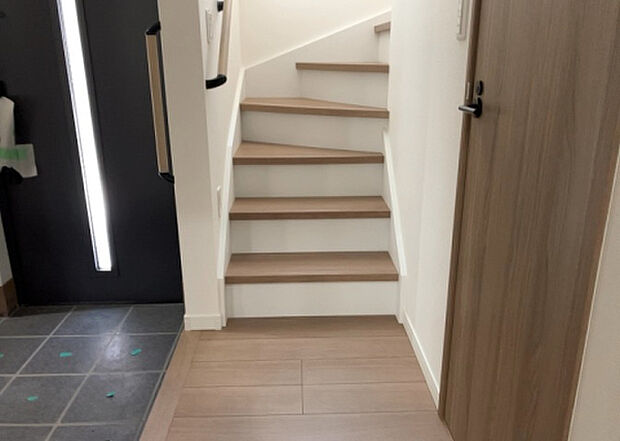 【内装】建物の上下階の通路である階段は、その位置によって動線や室内の印象が大きく左右されます。手摺にも重要な役割があり、転倒の防止・歩行や動作を円滑にして日常生活を支えることを主な目的として設置されています。