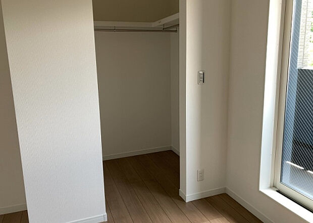 【ウォークインクローゼット】ウォークインクローゼットがあれば、クローゼット内でコーディネートが完成できますし、季節の変わり目に行う衣替えの手間も省けます。また、スーツケースなど大きいものもしまうことができ使い勝手がよいです。