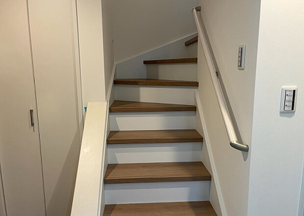 【内装】建物の上下階の通路である階段は、その位置によって動線や室内の印象が大きく左右されます。手摺にも重要な役割があり、転倒の防止・歩行や動作を円滑にして日常生活を支えることを主な目的として設置されています。