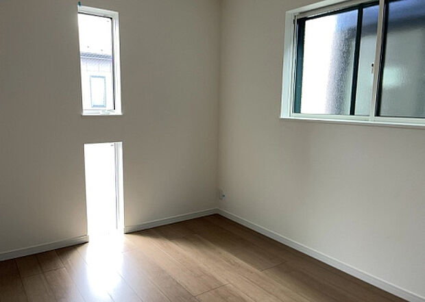 【洋室】洋室のメリットは重い家具が置きやすく、身の回りが整理しやすいことです。 床がフローリングのため畳とは異なり凹みにくいです。 クローゼットなど収納が豊富で、普段使わない旅行カバンや服の整頓も簡単にです。