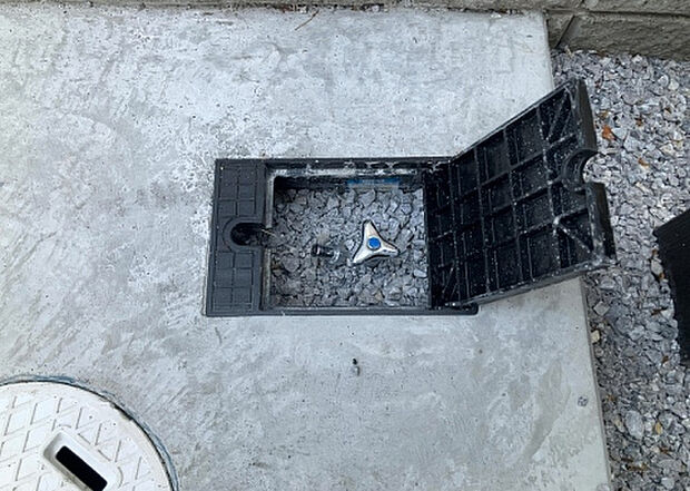 【その他設備】敷地内には、散水栓や立水栓があります。水道水を直接利用できるため、水を運ぶ手間を省くことが出来ます。大量の水を必要とする洗車作業や清掃などに役立ちます。その他設備とあわせて、現地でご確認ください。