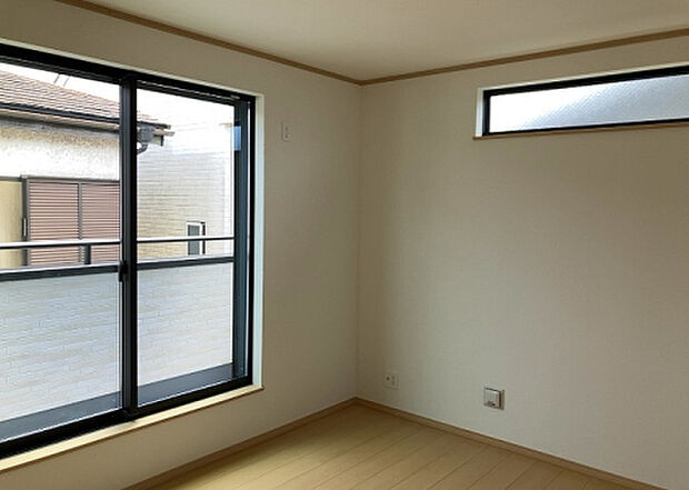 【洋室】洋室のメリットは重い家具が置きやすく、身の回りが整理しやすいことです。 床がフローリングのため畳とは異なり凹みにくいです。 クローゼットなど収納が豊富で、普段使わない旅行カバンや服の整頓も簡単にです。