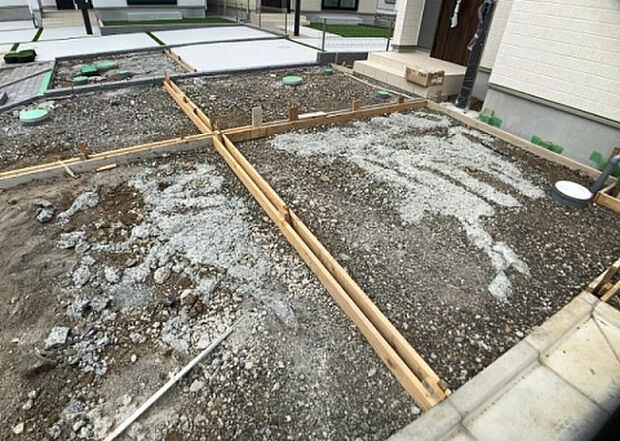 【駐車場】駐車場と明記されていても、最小スペースでつくられた駐車場だと大型車は駐車できなかったり、出入りしにくくなったりする可能性があります。お車のサイズと購入したい物件の駐車場のサイズを現地で確認しましょう。