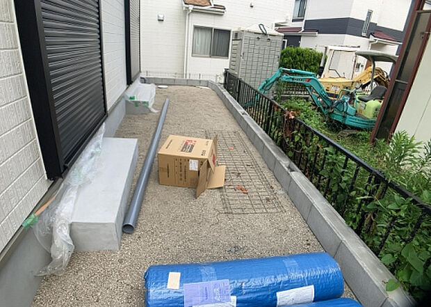 【庭】庭があることでガーデニングや家庭菜園はもちろん、こどもの遊び場やペットを放して遊ぶことができます。また、家の周囲に余裕があるということです。隣地との間があれば、十分な日当たりと、風通しが確保できます。