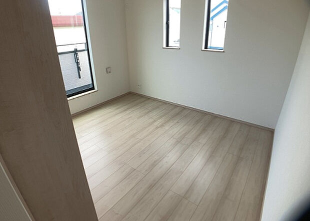 【洋室】洋室のメリットは重い家具が置きやすく、身の回りが整理しやすいことです。 床がフローリングのため畳とは異なり凹みにくいです。 クローゼットなど収納が豊富で、普段使わない旅行カバンや服の整頓も簡単にです。