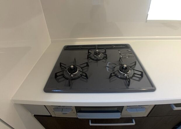 【キッチンコンロ】キッチンコンロは、料理の質を大きく左右する重要な設備です。火力調整のしやすさ、グリル機能の有無、安全装置の充実度など、選ぶポイントがたくさんあります。特に、IHクッキングヒーターは、お手入れのしやすさや安全性が高く、近年人気が高まっています。