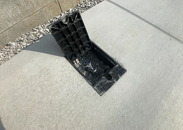 【外水栓】外水栓は、庭の水やりや洗車など、様々な用途に使える便利な設備です。ホースがしっかりと接続できるもの、水圧が安定しているものなど、使い勝手の良いものを選びましょう。また、凍結防止機能が付いているものなら、冬場でも安心して使用できます。