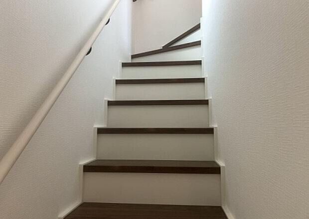 【内装】建物の上下階の通路である階段は、その位置によって動線や室内の印象が大きく左右されます。手摺にも重要な役割があり、転倒の防止・歩行や動作を円滑にして日常生活を支えることを主な目的として設置されています。
