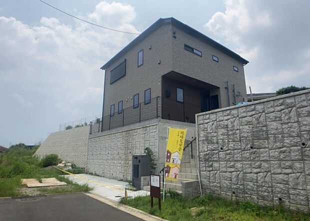 【前面道路含む現地写真_2】お持ちの車種によっては前面道路が広い方が便利でしょう。しかし、前面道路が広ければその分交通量が多くなるため、騒音などが気になる場合があります。実際に現地を見学し、周辺交通量や騒音などを確認しましょう!