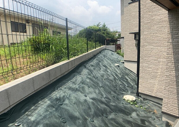 【庭】庭があることでガーデニングや家庭菜園はもちろん、こどもの遊び場やペットを放して遊ぶことができます。また、家の周囲に余裕があるということです。隣地との間があれば、十分な日当たりと、風通しが確保できます。