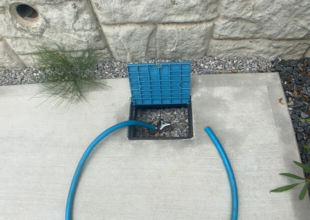 【その他設備】敷地内には、散水栓や立水栓があります。水道水を直接利用できるため、水を運ぶ手間を省くことが出来ます。大量の水を必要とする洗車作業や清掃などに役立ちます。その他設備とあわせて、現地でご確認ください。