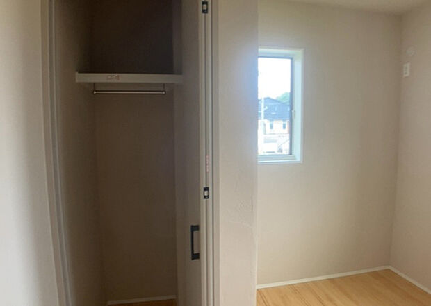 【ウォークインクローゼット】ウォークインクローゼットがあれば、クローゼット内でコーディネートが完成できますし、季節の変わり目に行う衣替えの手間も省けます。また、スーツケースなど大きいものもしまうことができ使い勝手がよいです。