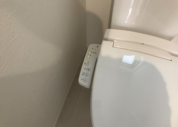 【ウォシュレット(リモコン)】ウォシュレットは、衛生面だけでなく、快適性も向上させる便利な設備です。洗浄機能の種類や水温調節機能など、様々な機能が付いたものが多くあります。リモコンも、操作が簡単で、使いやすいものを選びましょう。