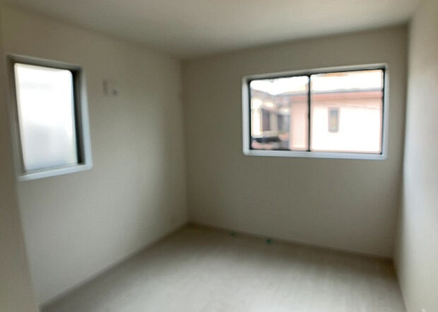 【洋室】洋室のメリットは重い家具が置きやすく、身の回りが整理しやすいことです。 床がフローリングのため畳とは異なり凹みにくいです。 クローゼットなど収納が豊富で、普段使わない旅行カバンや服の整頓も簡単にです。