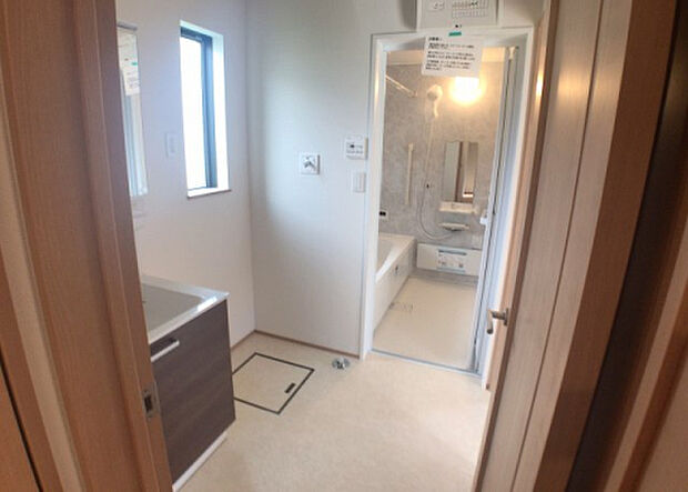 【脱衣場】多くの戸建て住宅で見かける洗面脱衣所は、洗面台と洗濯機が2畳ほどのスペースに並べられていて、洗面所が脱衣所を兼ね備えている間取りが一般的です。お客様が利用することもある、パブリックな空間でもあります。