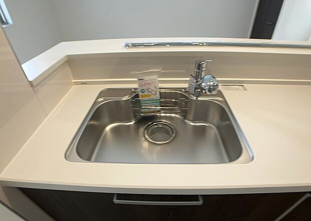 【キッチン水栓】キッチン水栓は、毎日必ず使うものだからこそ、使いやすさが重要です。シャワーヘッドの切り替えがスムーズか、吐水量が調節できるか、水しぶきが飛び散りにくい構造か、浄水機能が付いているかなど、日々の家事を快適にするための機能が数多くあります。また、デザインも多種多様なので、キッチン全体の雰囲気に合わせたものを選ぶことができます。