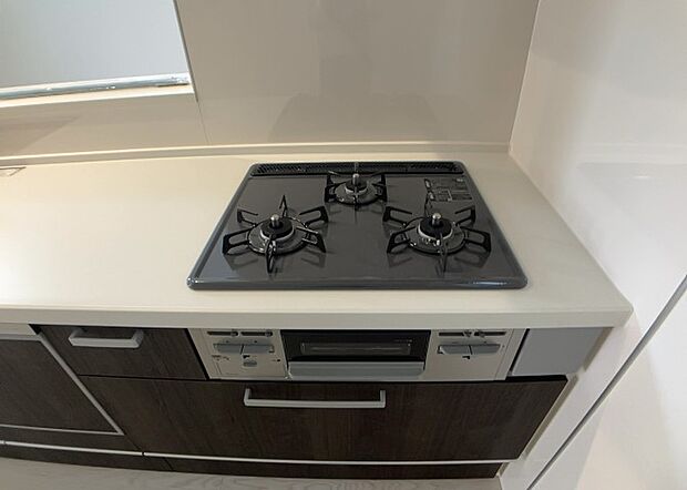 【キッチンコンロ】キッチンコンロは、料理の質を大きく左右する重要な設備です。火力調整のしやすさ、グリル機能の有無、安全装置の充実度など、選ぶポイントがたくさんあります。特に、IHクッキングヒーターは、お手入れのしやすさや安全性が高く、近年人気が高まっています。