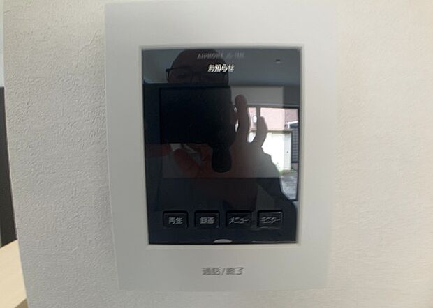 【ＴＶモニター付きインターホン】TVモニター付きインターホンは、来訪者の顔を確認できるだけでなく、音声でやり取りすることもできるため、セキュリティ面で安心できる設備です。モニター画面が大きく見やすいもの、夜間でも来訪者をしっかりと確認できるものなど、機能性を重視したいところです。