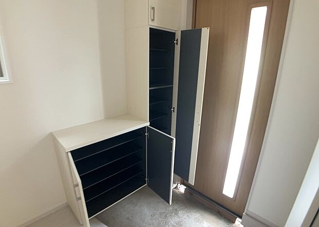 【玄関収納】玄関収納は、靴や傘、コートなどをスッキリと収納できるだけでなく、来客時に見せる顔となるため、家の顔とも言えます。収納量だけでなく、デザイン性も重視したいところです。ミラー付きの収納であれば、外出前の身だしなみチェックにも便利です。